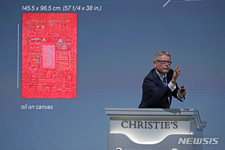 [홍콩=뉴시스] 박진희 기자 = 크리스티 홍콩 '20·21세기 미술 이브닝' 경매사 유씨 필카넨(Jussi Pylkkanen)이 30일 홍콩 컨벤션 센터(HKCEC) 크리스티 홍콩 경매장에서 열린 '20·21세기 미술 이브닝 경매'에 출품된 한국 추상화가 고(故) 이성자(1918~2009) 작가의 작품 '무제'를 경매하고 있다. 작품은 269,837,120원에 낙찰됐다. 2022.11.30. pak7130@newsis.com
