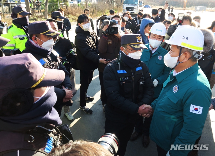 [인천=뉴시스] 김동영 기자 = 1일 오후 인천 중구 삼표시멘트 인천사업소에서 이상민 행전안정부 장관과 원희룡 국토교통부 장관이 화물연대 집단운송 거부와 관련 경찰을 격려하고 있다. 2022.12.01. dy0121@newsis.com 