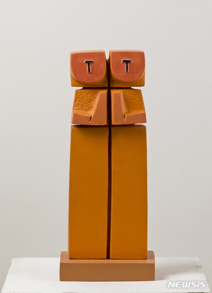 [서울=뉴시스] 최종태, 두 사람, 2021, Color on wood, 56.8 x 23.5 x 17.5 cm