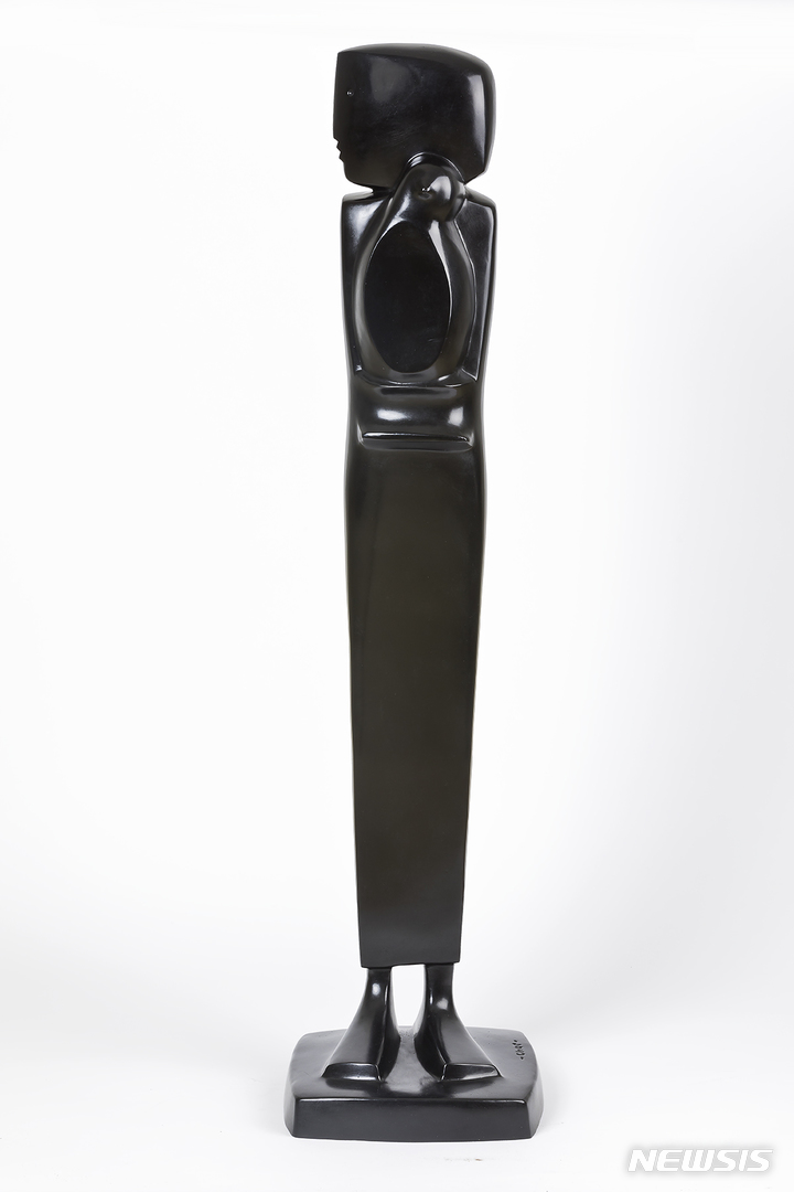 [서울=뉴시스]최종태, 새와 소녀, 2022(1960년대 작품 재제작) Bronze, 116 x 26.5 x 26.5 cm