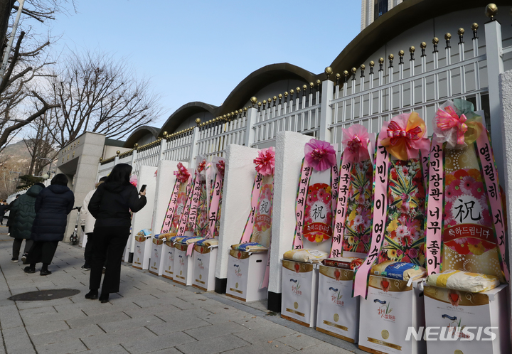 [서울=뉴시스] 김명원 기자 = 1일 서울 종로구 정부서울청사 후문에 '이상민 장관 힘내세요', '응원합니다' 등 이상민 장관을 응원하는 화환이 놓여있다. 국회에서는 더불어민주당이 지난 30일 이상민 행정안전부 장관에 대한 해임건의안 발의했다. 2022.12.01. kmx1105@newsis.com