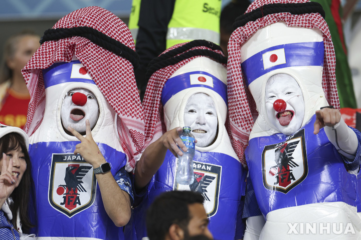 [도하=신화/뉴시스]1일(현지시간) 카타르 도하의 칼리파 국제 경기장에서 열린 2022 FIFA 월드컵 일본과 스페인의 E조 경기 전에 일본 팬들이 사진을 찍기 위해 포즈를 취하고 있다. 2022.12.02.