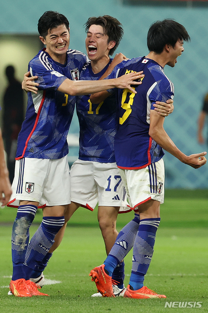 [알라이얀(카타르)=뉴시스] 백동현 기자 = 1일(현지시간) 오후 카타르 알라이얀 칼리파 스타디움에서 열린 2022 카타르 월드컵 조별리그 E조 3차전 일본과 스페인의 경기, 2대 1로 승리하며 조 1위로 16강 진출하게 된 일본 선수들이 기뻐하고 있다. 2022.12.02. livertrent@newsis.com