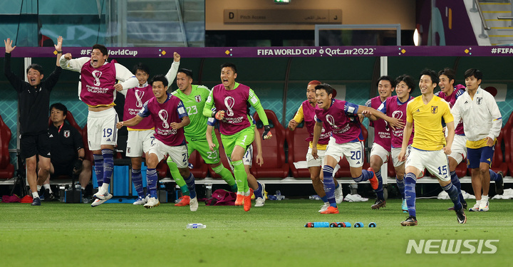 [알라이얀(카타르)=뉴시스] 백동현 기자 = 1일(현지시간) 오후 카타르 알라이얀 칼리파 스타디움에서 열린 2022 카타르 월드컵 조별리그 E조 3차전 일본과 스페인의 경기, 2대 1로 승리하며 조 1위로 16강 진출하게 된 일본 선수들이 기뻐하고 있다. 2022.12.02. livertrent@newsis.com