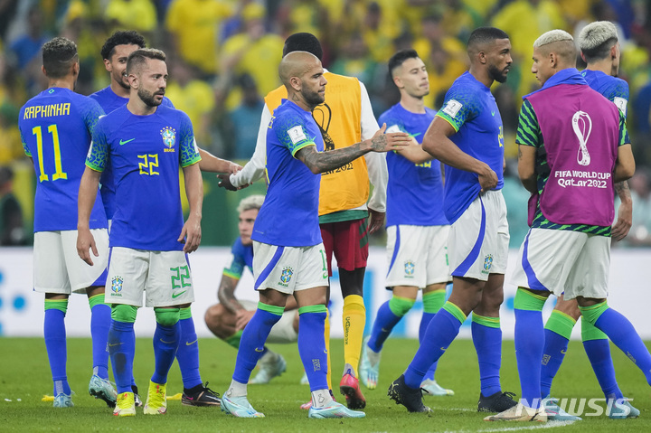[루사일=AP/뉴시스] 브라질 선수들이 2일(현지시간) 카타르 루사일 스타디움에서 열린 2022 카타르 월드컵 조별리그 G조 카메룬과의 3차전 경기를 마친 후 서로를 격려하고 있다. 브라질은 이 경기에서 카메룬에 0-1로 패했으나 승점 6점으로 조 1위를 기록하며 16강에 올랐다. 2022.12.03.