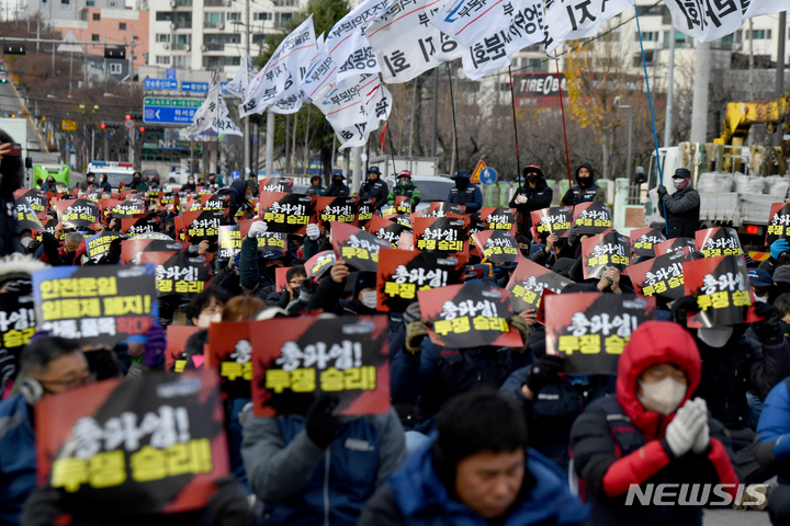 [광주=뉴시스] 김혜인 기자 = 화물연대 총파업 12일째인 5일 오전 광주 북구 양산동 코카콜라 광주공장 앞에서 노조원들이 안전운임제 확대를 촉구하는 결의대회를 열고있다. 2022.12.05.hyein0342@newsis.com