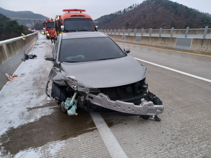 [청주=뉴시스] 조성현 기자 = 1㎝ 안팎의 눈이 내린 6일 오전 빙판길로 변한 충북 청주 도심 도로 곳곳에서 교통사고가 발생했다. (사진=충북소방본부 제공) 2022.12.06. photo@newsis.com *재판매 및 DB 금지