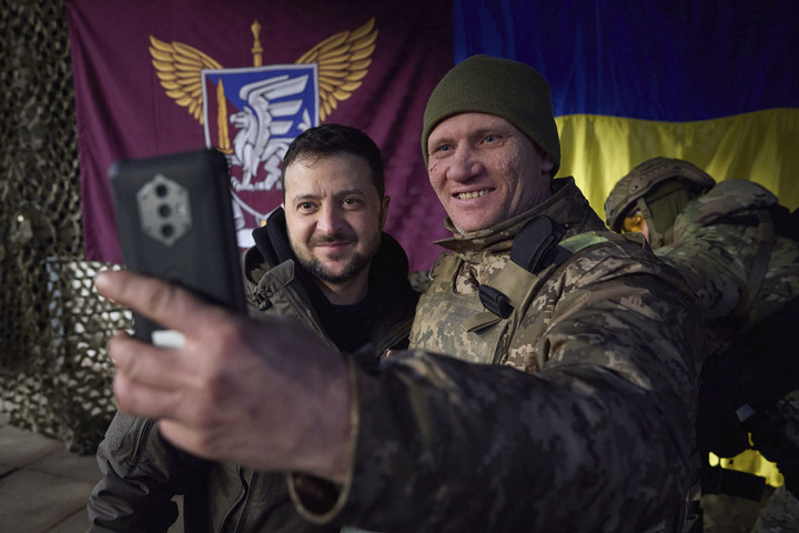 [슬로뱐스크(우크라이나)=AP/뉴시스]볼로디미르 젤렌스키 우크라이나 대통령이 6일(현지시간) 우크라이나 국군의 날을 맞아 도네츠크주의 슬로뱐스크 군부대를 찾아 병사들을 격려하고 있다. 2022.12.06. *재판매 및 DB 금지