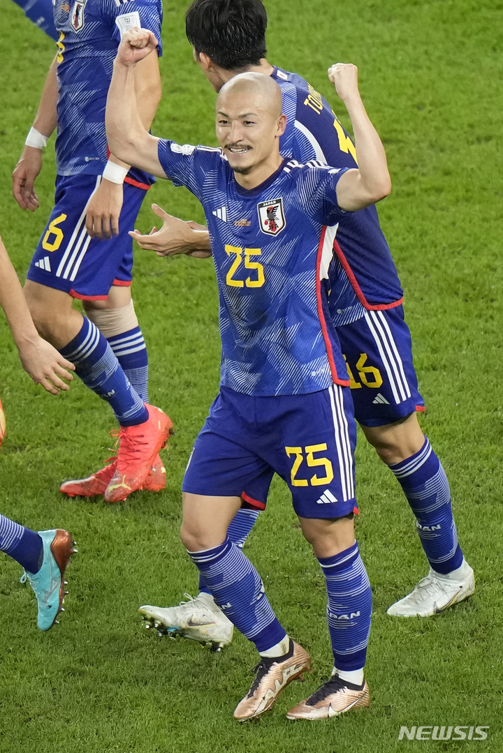 [알와크라(카타르)=AP/뉴시스] 월드컵 16강 크로아티아전에서 골 넣은 뒤 기뻐하는 일본 마에다 다이젠. 2022.12.16. 