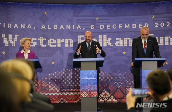 [티라나(알바니아)=AP/뉴시스]우르줄라 폰데어라이엔 유럽연합(EU) 집행위원장(맨왼쪽)과 샤를 미셸 상임의장이 6일(현지시간) 알바니아에서 열린 EU-서부 발칸 정상회의 뒤 기자회견을 하고 있다. 2022.12.07.