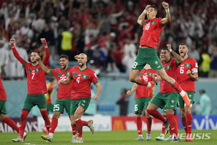 [알라이얀=AP/뉴시스] 모로코 선수들이 7일(한국시간) 카타르 알 라이얀 에듀케이션 시티 스타디움에서 열린 스페인과 2022 FIFA 카타르 월드컵 16강전 승부차기에서 이기고 강 진출이 확정되자 환호하고 있다. 2022.12.07.