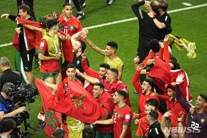 [알라이얀=AP/뉴시스] 모로코 선수들이 7일(한국시간) 카타르 알 라이얀 에듀케이션 시티 스타디움에서 열린 스페인과 2022 FIFA 카타르 월드컵 16강전에서 승부차기에서 이기고 8강 진출을 확정지은 뒤 승리를 자축하고 있다. 2022.12.07.