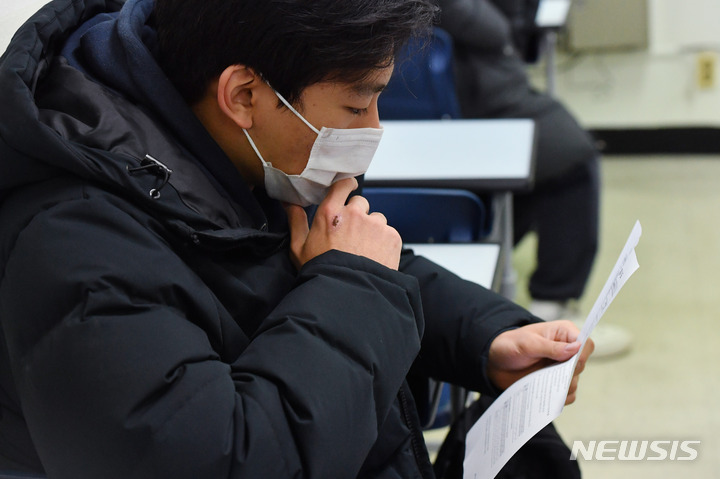 [서울=뉴시스] 최진석 기자 = 2023학년도 수능 성적표 배부일인 9일 오전 서울 종로구 경복고등학교에서 고3 수험생이 수능 성적표를 확인하고 있다. (공동취재사진) 2022.12.09. photo@newsis.com