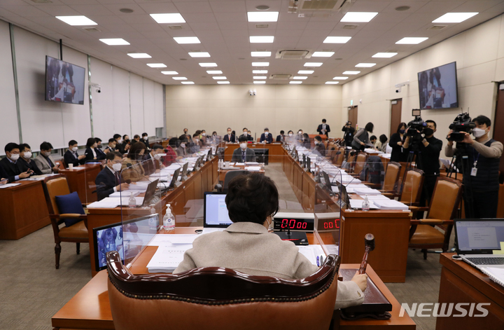 [서울=뉴시스] 고범준 기자 = 정춘숙 보건복지위원회 위원장이 9일 오전 서울 여의도 국회에서 열린 보건복지위원회 전체회의에서 의사봉을 두드리고 있다. 2022.12.09. bjko@newsis.com