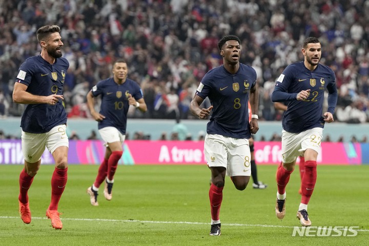 [도하=AP/뉴시스] 프랑스의 오렐리앙 추아메니가 11일(한국시간) 카타르 도하의 알코르의 알바이트 스타디움에서 열린 잉글랜드와의 2022 FIFA 카타르 월드컵 8강전에서 첫 골을 성공시키고 팀 동료들과 기뻐하고 있다. 2022.12.11.