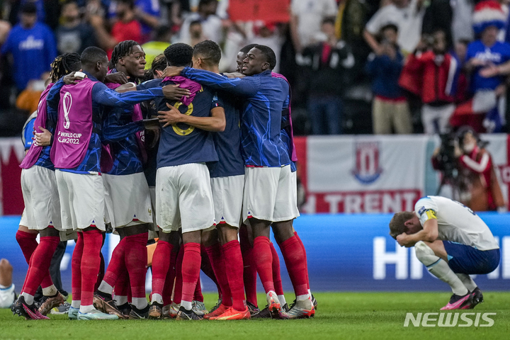 [도하=AP/뉴시스] 프랑스가11일(한국시간) 카타르 도하의 알코르의 알바이트 스타디움에서 열린 잉글랜드와의 2022 FIFA 카타르 월드컵 8강전에서 승리한 후 기뻐하고 있다. 2022.12.11.