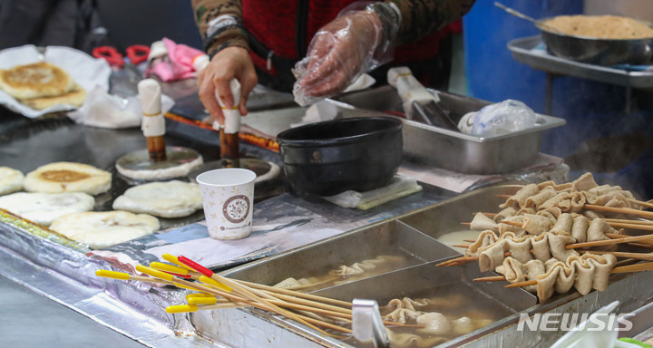 [서울=뉴시스] 권창회 기자 = 지난 2022년 12월 13일 오후 서울 시내 노점상에서 상인이 호떡을 만들고 있다. (해당 사진은 기사와 직접 관련이 없습니다.) 2022.12.13. kch0523@newsis.com