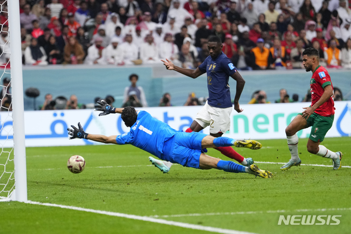 [알코르=AP/뉴시스] 프랑스의 랜달 콜로 무아니(가운데)가 15일(한국시간) 카타르 알 코르의 알 베이트 스타디움에서 열린 모로코와 2022 FIFA 카타르 월드컵 준결승전에서 추가골을 넣고 있다. 2022.12.15.