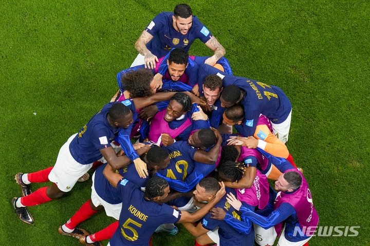 [알코르=AP/뉴시스] 프랑스의 랜달 콜로 무아니(가운데)가 14일(현지시간) 카타르 알코르의 알바이트 스타디움에서 열린 2022 카타르 월드컵 모로코와의 준결승 후반 34분 추가 골을 넣고 동료들과 기쁨을 나누고 있다. 2연패를 노리는 프랑스는 테오 에르난데스의 선제골과 무아니의 골을 묶어 모로코를 2-0으로 꺾고 결승에 올라 아르헨티나와 우승을 다툰다. 2022.12.15.