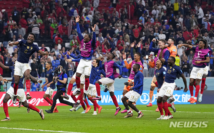 [알코르=AP/뉴시스] 프랑스 선수들이 14일(현지시간) 카타르 알코르의 알바이트 스타디움에서 열린 2022 카타르 월드컵 준결승에서 모로코를 꺾은 후 환호하고 있다. 2연패를 노리는 프랑스는 테오 에르난데스의 선제골과 무아니의 골을 묶어 모로코를 2-0으로 꺾고 결승에 올라 아르헨티나와 우승을 다툰다. 2022.12.15.