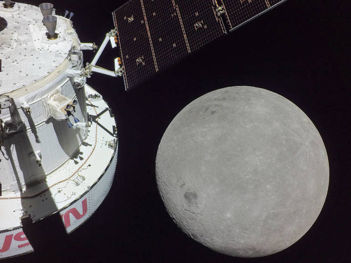 아르테미스 1호에 실려 달로 향한 '오리온' 탐사선이 비행 6일째인 2022년 11월21일 촬영한 달의 뒷면. (사진=나사) *재판매 및 DB 금지