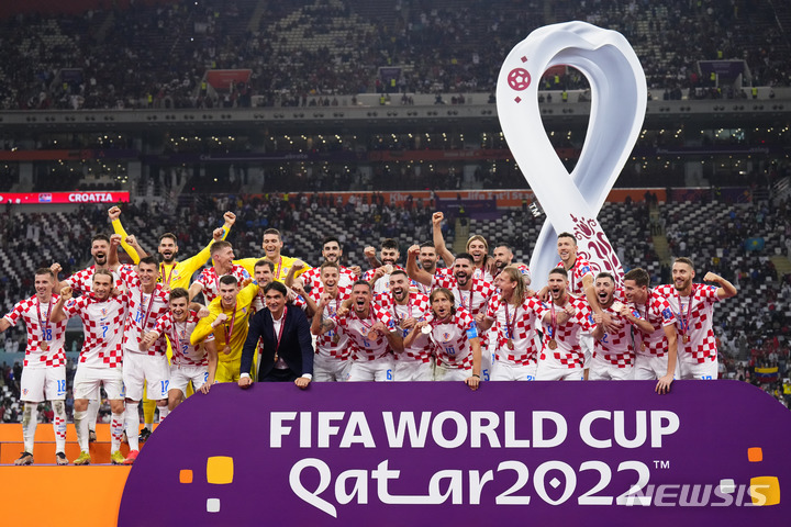 [도하=AP/뉴시스] 크로아티아 선수들이 17일(현지시간) 카타르 도하의 칼리파 인터내셔널 스타디움에서 열린 모로코와의 2022 카타르 월드컵 3·4위 결정전에서 승리한 후 동메달을 목에 걸고 기념 촬영을 하고 있다. 2018 러시아 월드컵 준우승팀인 크로아티아는 모로코를 2-1로 꺾고 동메달을 목에 걸었다. 2022.12.18.