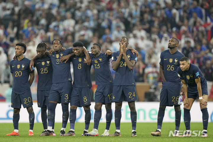 [루사일=AP/뉴시스] 프랑스 선수들이 19일(한국시간) 카타르 루사일의 루사일 스타디움에서 열린 아르헨티나와 2022 FIFA 카타르 월드컵 결승전에서 승부차기에서 져 준우승에 머물자 아쉬워하고 있다. 2022.12.19.