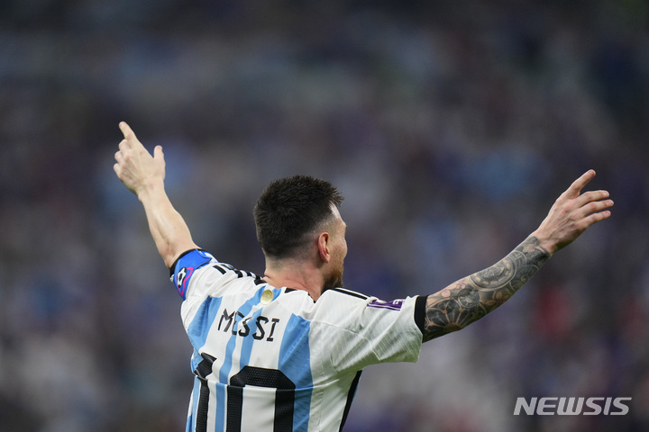 [루사일=AP/뉴시스] 아르헨티나의 리오넬 메시가 19일(한국시간) 카타르 루사일의 루사일 스타디움에서 열린 프랑스와 2022 FIFA 카타르 월드컵 결승전에서 골을 넣은 뒤 세리머니를 하고 있다. 2022.12.19.