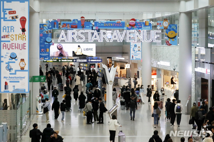 [인천공항=뉴시스] 최동준 기자 = 각국의 코로나 봉쇄 조치 완화와 관광 재개에도 면세점 매출 부진이 이어지고 있다. 2019년 25조 원이던 면세점 매출액은 지난해 17조 원으로 줄었다. 사진은 22일 인천국제공항 면세점 모습. 2022.12.22. photocdj@newsis.com