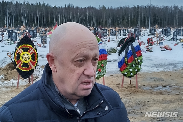 [상트페테르부르크=AP/뉴시스]러시아 용병 단체 와그너그룹 설립자 예프게니 프리고진이 지난해 12월 상트페테르부르크 외곽 벨로트로프스코예 공동묘지에서 열린 와그너그룹 전사자 장례식에 참석했다. 2022.12.24.