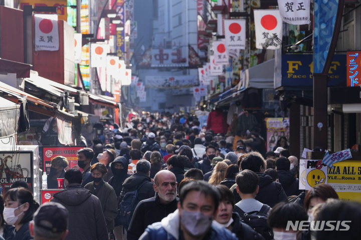 [도쿄=AP/뉴시스] 30일 일본 도쿄에서 연말연시를 맞아 마스크 착용·미착용 시민들이 유명 쇼핑가에서 쇼핑하고 있다. 일본은 급증하는 코로나19 감염에 대한 긴급 조치로 중국발 모든 입국자에 대해 코로나19 검사를 요구하기로 했다. 2022.12.30.