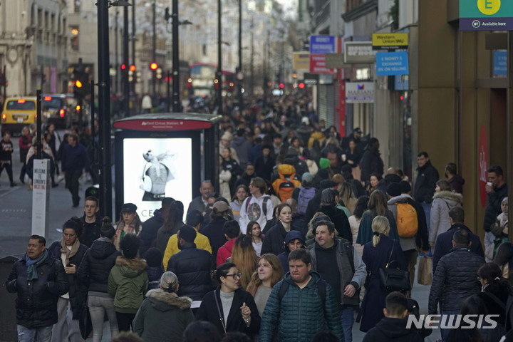 [런던=AP/뉴시스]올해 1분기 영국의 국내총생산(GDP)이 전 분기 대비 0.6% 성장을 기록하며 지난해의 불황에서 벗어났다. 사진은 영국 런던 시민들이 런던 중심가의 쇼핑가를 걷는 모습. 2024.5.10