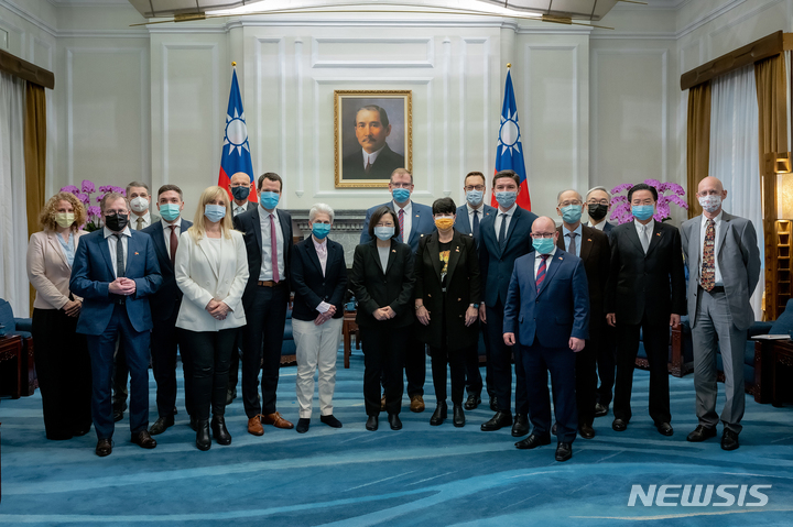 [타이베이=AP/뉴시스] 차이잉원(가운데) 대만 총통이 10일 타이베이에서 독일 의회 대표단과 기념 촬영을 하고 있다. 2023.01.10