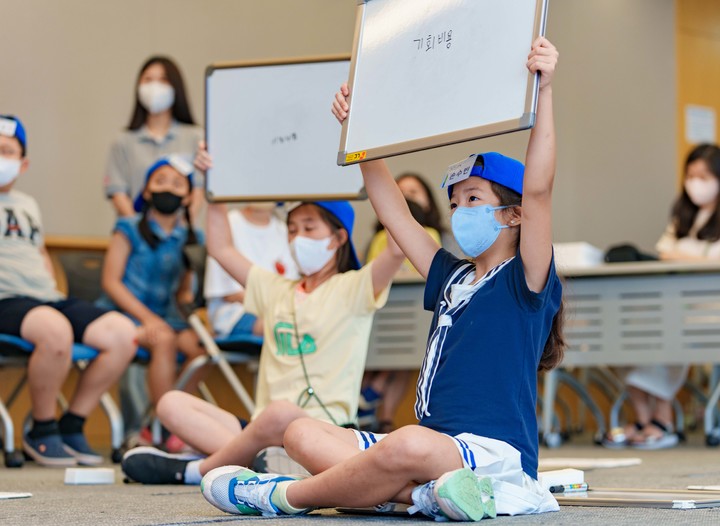 지난해 8월 서울 서대문구 NH농협은행 본사에서 열린 '울려라, 금융골든벨!' 행사에서 참가 학생들이 퀴즈 대결을 하고 있다.(사진=NH농협은행 제공) *재판매 및 DB 금지