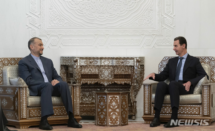 [다마스커스=AP/뉴시스]시리아 대통령궁이 페이스북 페이지에 올린 사진으로 바샤르 아사드 시리아 대통령(오른쪽)이 14일 다마스커스를 방문한 후세인 아미르-압둘라히안 이란 외교장관과 회담하고 있다.2023.1.14.