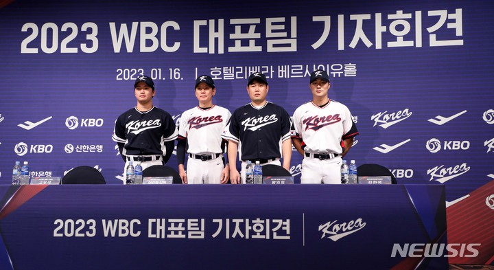 [서울=뉴시스] 김선웅 기자 = 이강철 WBC 대표팀 감독과 선수들이 16일 서울 강남구 리베라호텔에서 열린 2023 WBC 대표팀 기자회견에서 사진촬영을 하고 있다. 왼쪽부터 고우석, 이강철 감독, 양의지, 김하성. 2023.01.16. mangusta@newsis.com