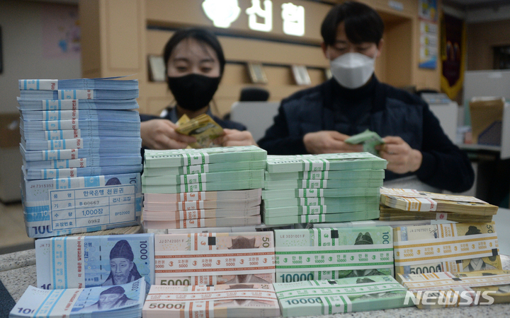 [전주=뉴시스]김얼 기자=16일 전북 전주시 양우신협 본점에서 직원들이 세뱃돈 교환에 사용할 신권을 정리하고 있다. 2023.01.16. pmkeul@newsis.com