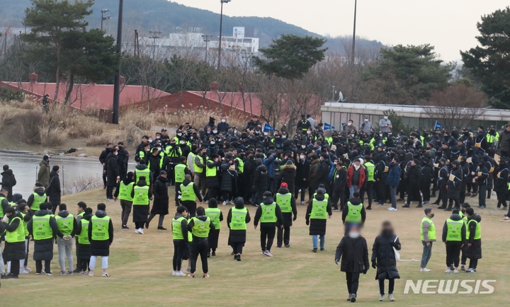 [인천=뉴시스] 김동영 기자 = 17일 오전 인천 중구 운서동 스카이72 골프장 바다코스 입구에서 시설 임차인을 비롯해 보수단체원 등 1000여명(경찰 추산)이 강제집행을 거부하고 있다. 2022.01.17. dy0121@newsis.com