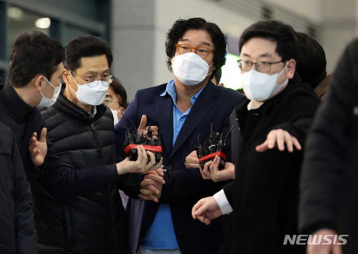 [인천공항=뉴시스] 공항사진기자단 = 해외 도피 중 태국에서 체포된 김성태 쌍방울 전 회장이 17일 인천국제공항을 통해 귀국하고 있다. 2023.01.17. photocdj@newsis.com