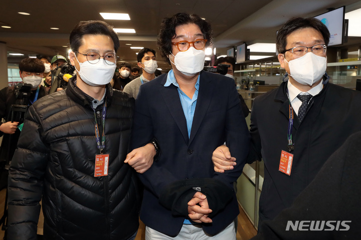 [인천공항=뉴시스] 공항사진기자단 = 해외 도피 중 태국에서 체포된 김성태 쌍방울 전 회장이 17일 인천국제공항을 통해 귀국하고 있다. 2023.01.17. photo@newsis.com