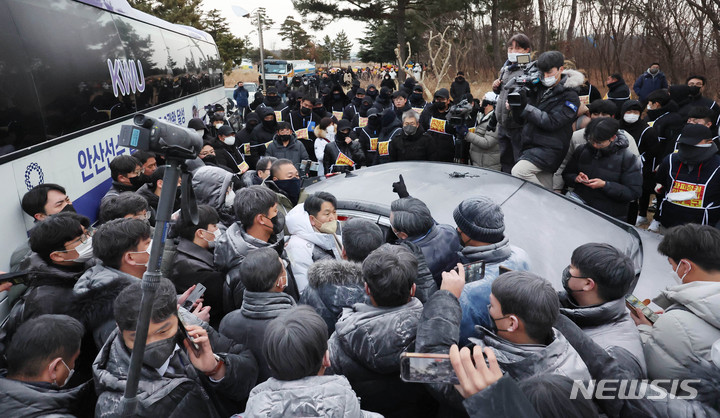 [인천=뉴시스] 최동준 기자 = 17일 오전 인천 중구 스카이72 바다코스 입구에서 인천지방법원 관계자들이 골프장 운영권 반환 강제집행을 위해 진입을 시도하자 스카이72 시설 임차인 및 스카이72 입찰탈락 의혹을 제기하는 보수단체 회원들과 충돌하고 있다. (공동취재사진) 2023.01.17. photo@newsis.com