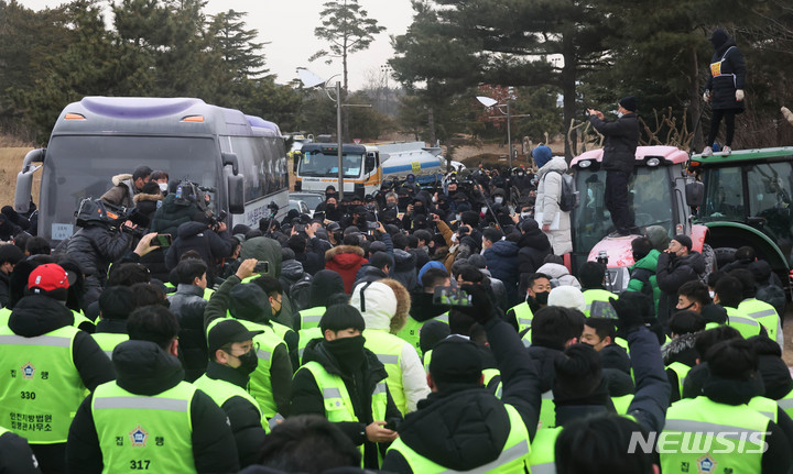 [인천=뉴시스] 최동준 기자 = 17일 오전 인천 중구 스카이72 바다코스 입구에서 인천지방법원 관계자들이 골프장 운영권 반환 강제집행을 위해 진입을 시도하자 스카이72 시설 임차인 및 스카이72 입찰탈락 의혹을 제기하는 보수단체 회원들과 충돌하고 있다. (공동취재사진) 2023.01.17. photo@newsis.com