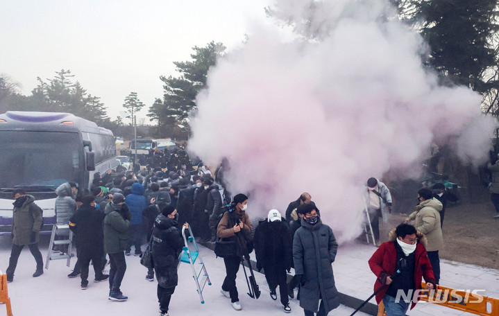 [인천=뉴시스] 최동준 기자 = 17일 오전 인천 중구 스카이72 바다코스 입구에서 스카이72 시설 임차인 및 스카이72 입찰탈락 의혹을 제기하는 보수단체 회원 등이 진입로를 막고 소화기를 뿌리며 골프장 운영권 반환 강제집행을 거부하고 있다. (공동취재사진) 2023.01.17. photo@newsis.com