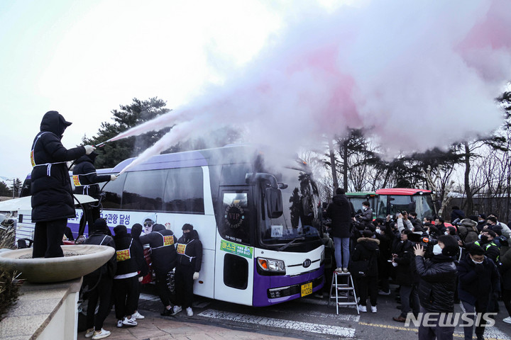 [인천=뉴시스] 최동준 기자 = 17일 오전 인천 중구 스카이72 바다코스 입구에서 스카이72 시설 임차인 및 스카이72 입찰탈락 의혹을 제기하는 보수단체 회원 등이 진입로를 막고 소화기를 뿌리며 골프장 운영권 반환 강제집행을 거부하고 있다. (공동취재사진) 2023.01.17. photo@newsis.com