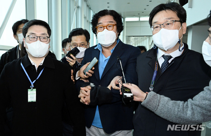 [인천공항=뉴시스] 공항사진기자단 = 해외 도피 중 태국에서 체포된 김성태 쌍방울 전 회장이 17일 인천국제공항을 통해 귀국하고 있다. 2023.01.17. photo@newsis.com