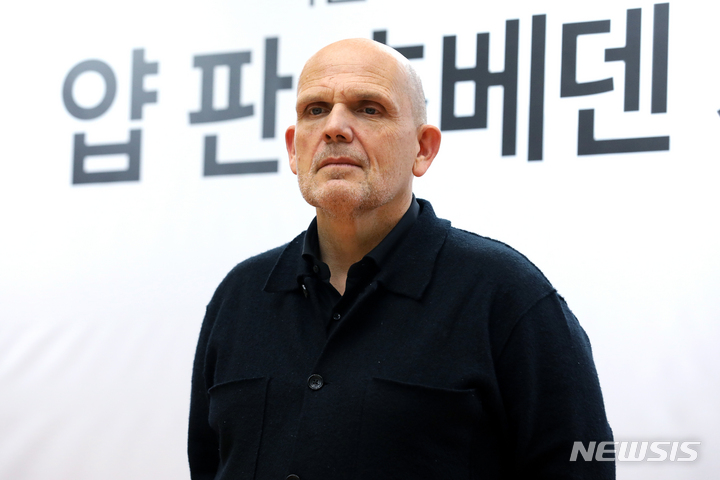 [서울=뉴시스] 박진희 기자 = 서울시립교향악단 얍 판 츠베덴(Jaap van Zweden) 차기 음악감독이 17일 서울 종로구 세종문화회관에서 열린 기자간담회에 앞서 사진촬영을 하고 있다. 네덜란드 출신인 츠베덴 감독은 미국 댈러스심포니, 홍콩 필하모닉 음악감독을 역임했으며, 2024년 1월부터 뉴욕필하모닉과 서울시향을 동시에 이끌게 된다. 2023.01.17. pak7130@newsis.com