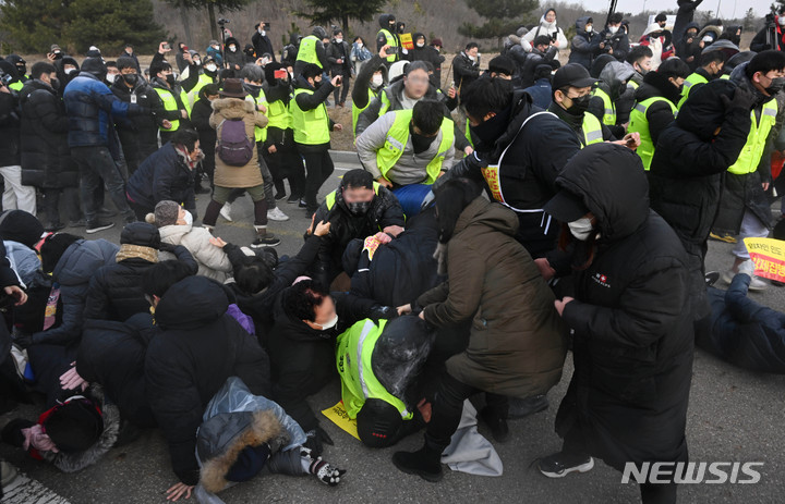 [인천=뉴시스] 최동준 기자 = 17일 오전 인천 중구 스카이72 바다코스 입구에서 인천지방법원 관계자들이 골프장 운영권 반환 강제집행을 위해 진입을 시도하자 스카이72 시설 임차인 및 스카이72 입찰탈락 의혹을 제기하는 보수단체 회원들과 충돌하고 있다. (공동취재사진) 2023.01.17. photo@newsis.com