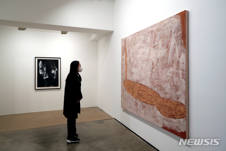 [서울=뉴시스] 박진희 기자 = 학고재는 18일 서울 종로구 학고재갤러리 전관에서 한국 단색화 기획전 '의금상경(衣錦尙絅)'을 개막했다. 한국 단색화의 본질이 무엇인지 샅샅이 찾아보면서 단색화 이후 작가들의 작품성과 정신성을 살펴볼 수 있는 전시이다. 사진은 작가 김길후의 작품 '내일의 너'(오른쪽)와 '목성'. 2023.01.18. pak7130@newsis.com