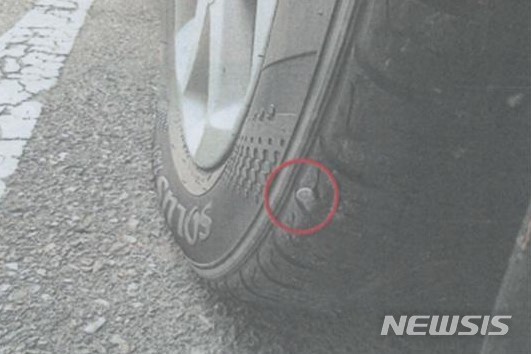 피해차량 타이어에 쇠못이 박혀 있는 모습. (사진= 인천지검 제공)