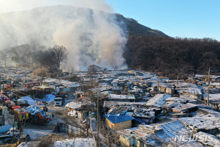 [서울=뉴시스] 백동현 기자 = 20일 오전 서울 강남구 구룡마을에서 큰 불이 나 진화 작업이 한창이다. 2023.01.20. livertrent@newsis.com